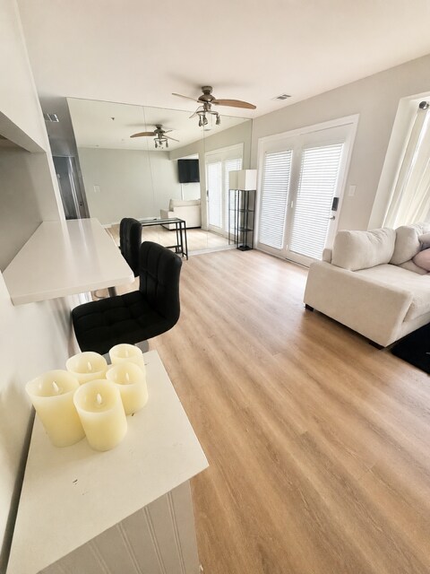 área de la sala de estar - 300 Juneberry Way