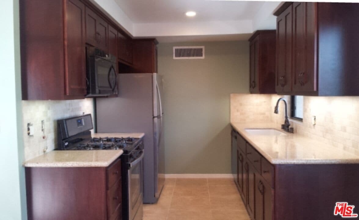 Foto principal - 2349 S Bentley Ave