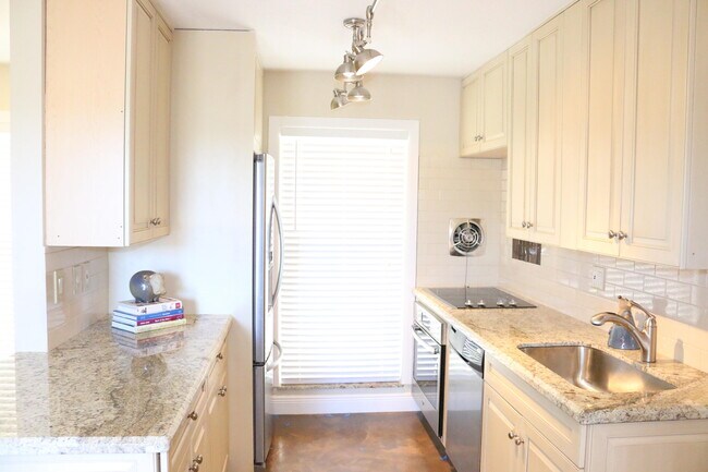 Foto del edificio - 733 Hummingbird Way