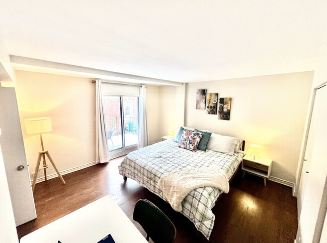 Building Photo - 4282 Rue Notre-Dame