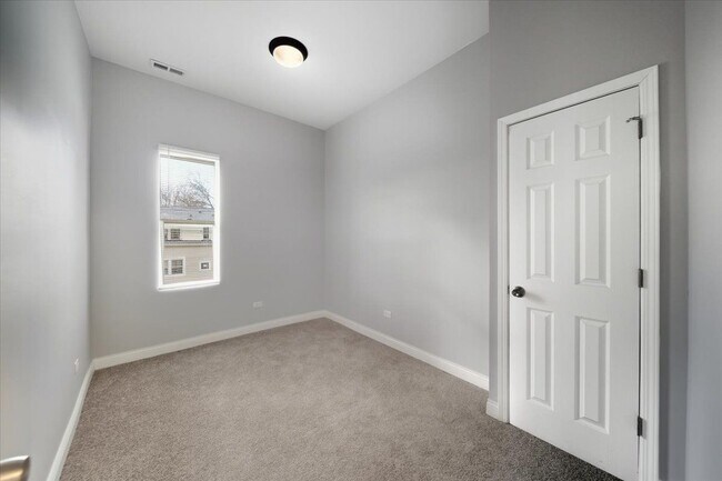 Foto del edificio - 3002 E 81st St