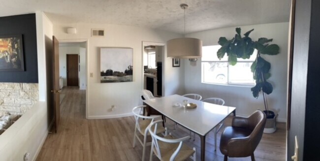 Foto del edificio - 4 Bed, 2 Bath Hillside House w/ New Floori...