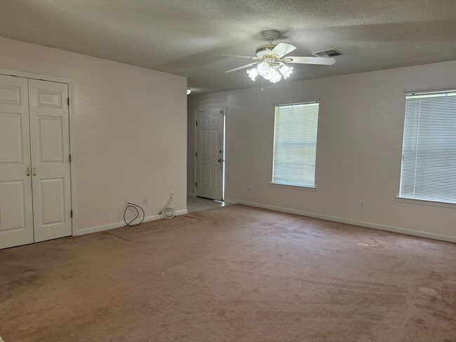 Building Photo - Two Bedroom Cutie