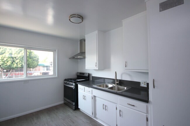 Building Photo - 9416 Las Tunas Dr