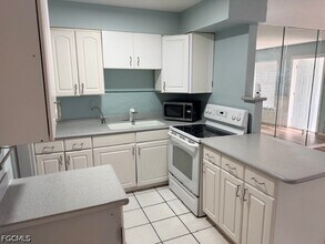 Building Photo - 1113 Vineyard St