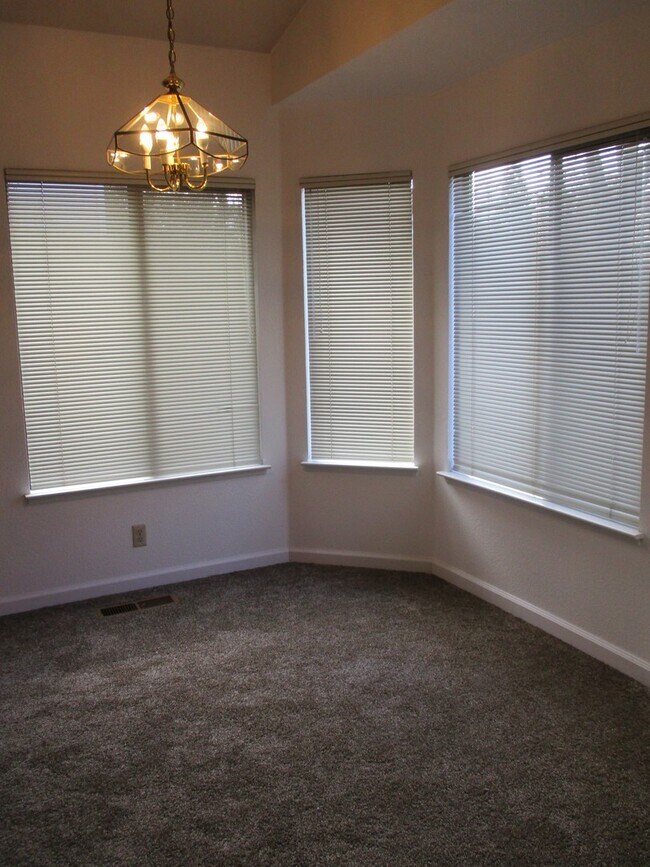 Foto del edificio - Single Family Home walking Distance to the Lab