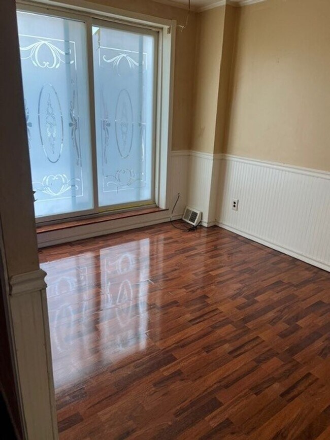 Foto del edificio - Stunning 6-Bedroom Home with Parking Spot and Large Yard! Available NOW!