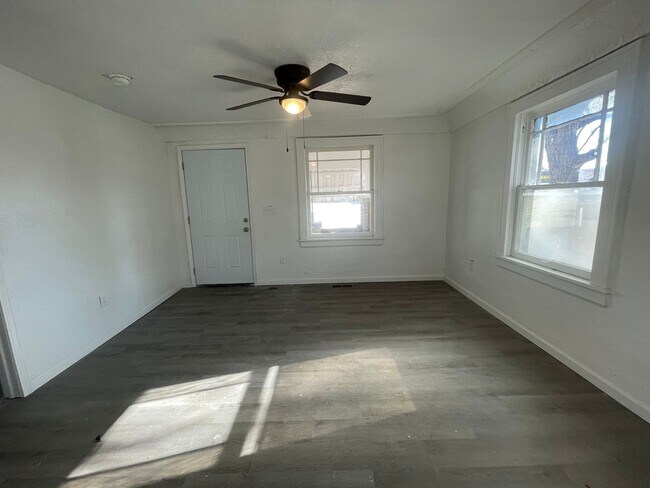 Building Photo - Remodeled 3 bedroom 2 full bath available now