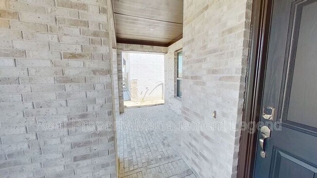 Building Photo - 6117 Horsetail Dr