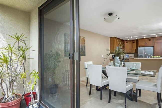 Building Photo - 2bd 1ba Condo in Bankers Hill - Large Unit...