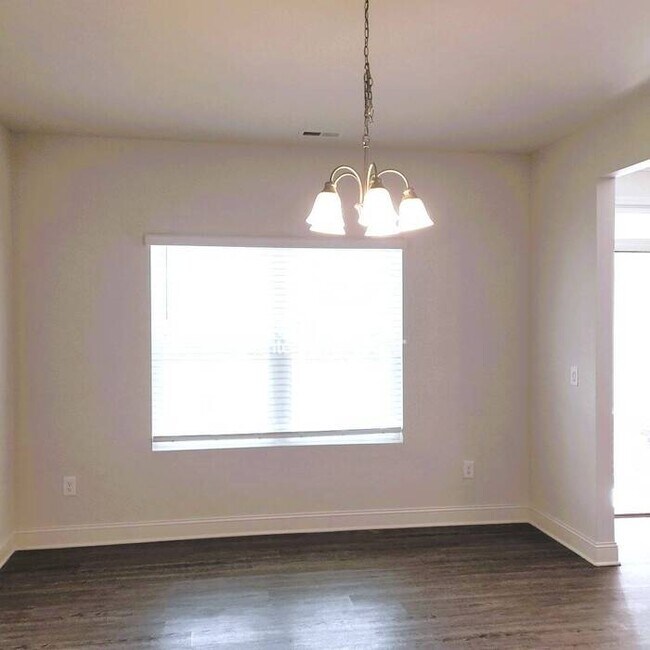 Building Photo - Available now!  Spacious Cul-De-Sac home