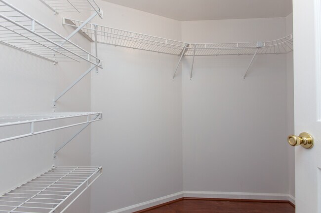 Building Photo - 2nd Flr. walk up Condo w/ wood floors, fir...