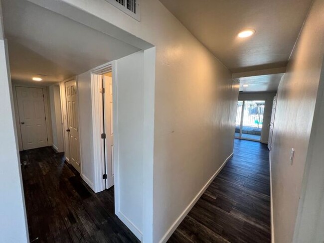 Foto del edificio - 4809 E 4th St