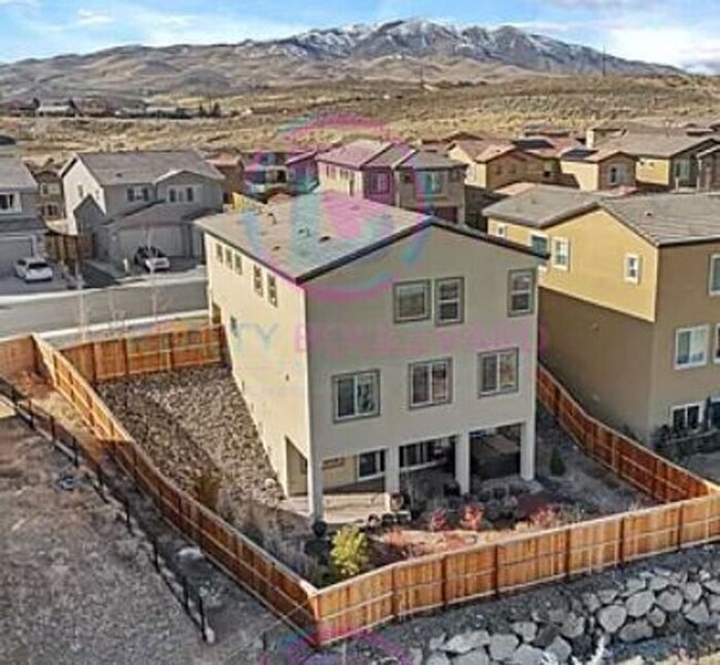 Foto del edificio - Modern 3-Story Home with Breathtaking Moun...