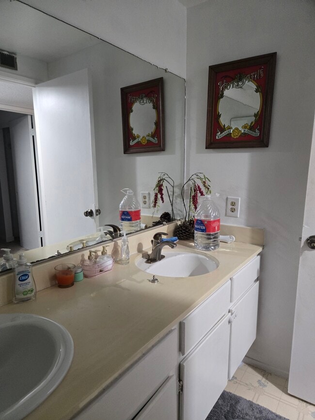 Foto del edificio - 1749 Old Mill Rd