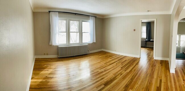 Sala de estar y vista de la habitación 1 - 261 Robie St W