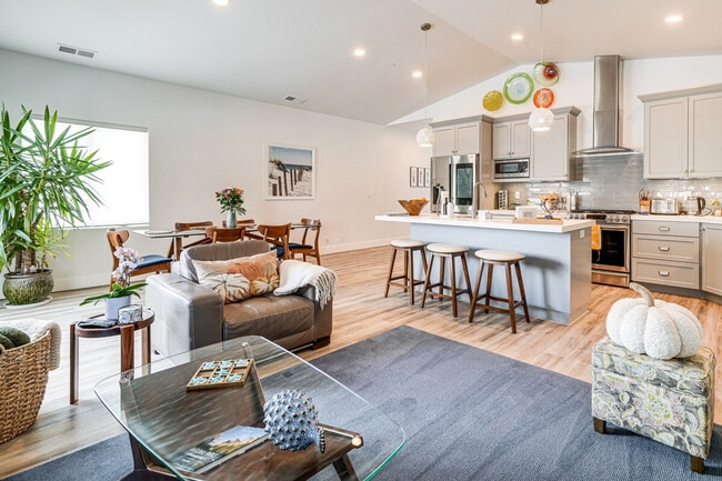 Building Photo - 578 Kelly Ave