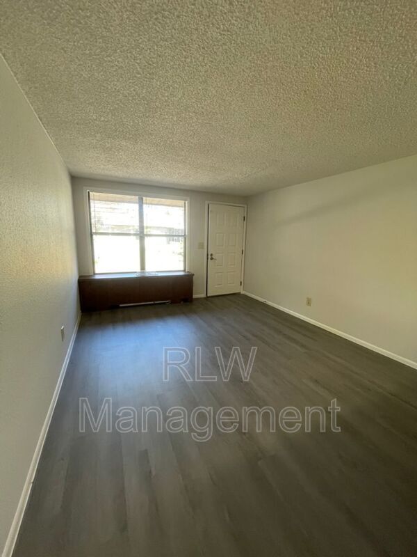 Foto del edificio - 611 Mt Homer Rd