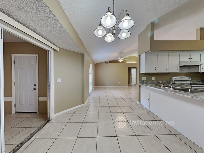 Building Photo - 212 Kingshill Ct SE