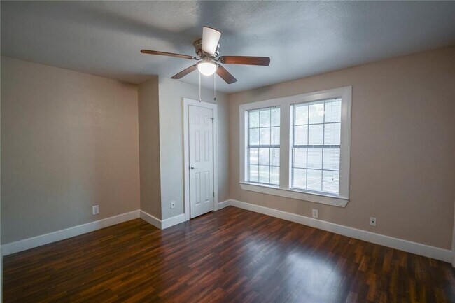 Building Photo - 2500 Manor Rd