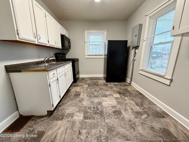 Building Photo - 121 E 14th St