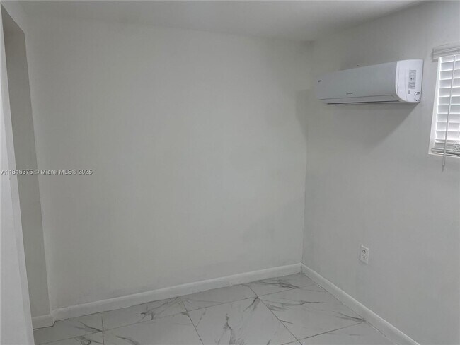 Foto del edificio - 760 NE 168th St