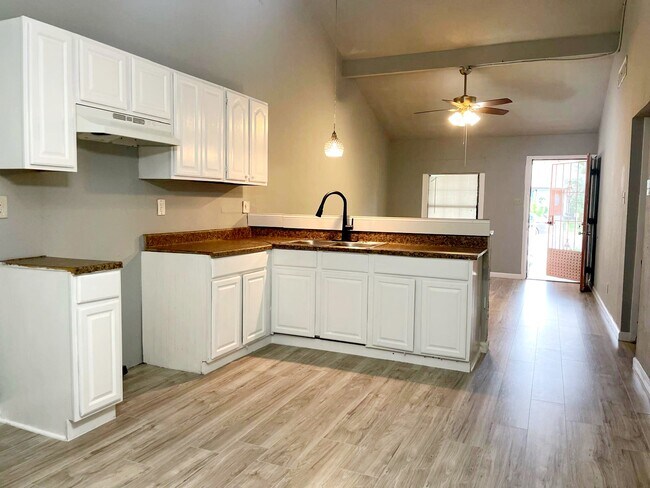 Foto del edificio - 6605 Spring Lark St