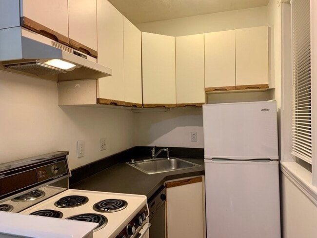 Building Photo - 1038 Beacon St