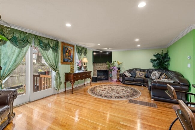 Building Photo - 215 St Mary St