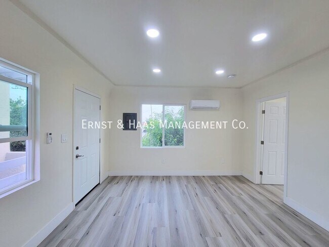 Building Photo - Recently Remodeled and Upgraded Apartment ...