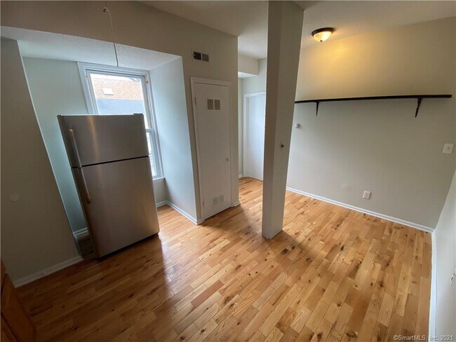 Building Photo - 923 Elm St