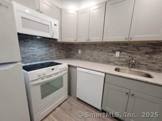 Foto del edificio - 26 Candlewood Lake Rd S