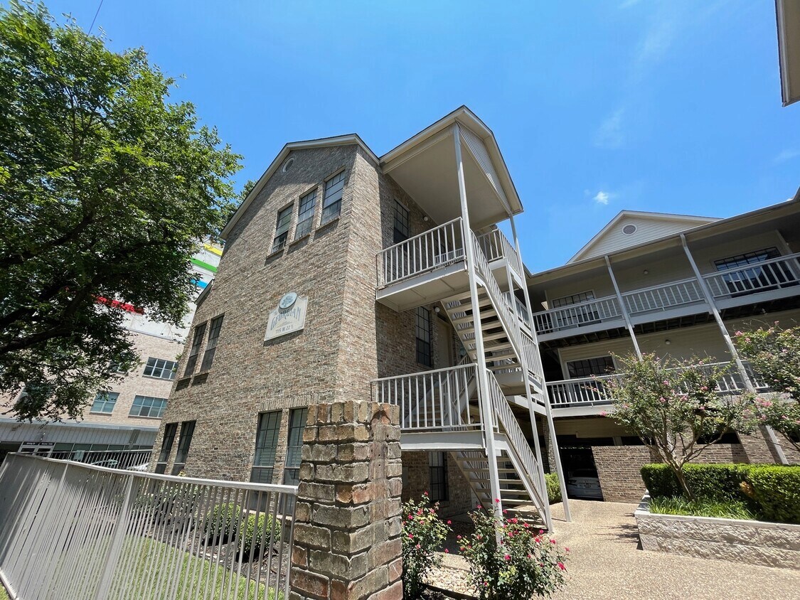 Primary Photo - 715 W 22nd 1/2 St