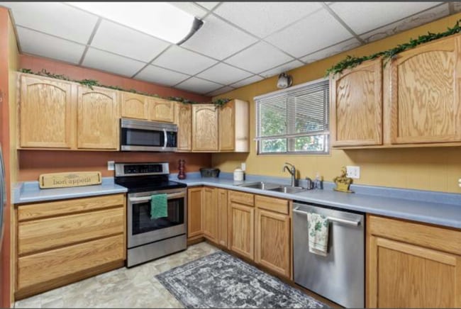 Building Photo - 305 Zuni Dr