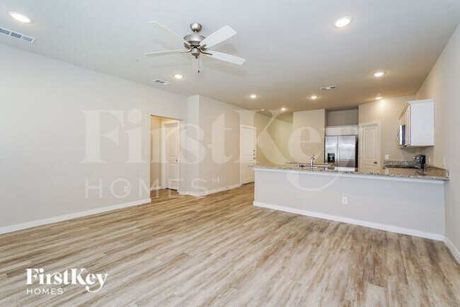 Building Photo - 609 Sophia Wy