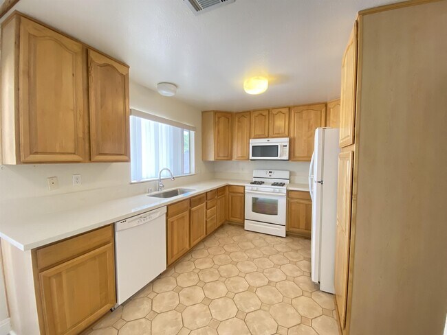 Building Photo - 4424 Tennyson Dr