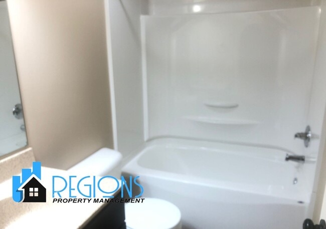 Building Photo - Beautiful 5BR 3.5 bathroom house in North East Normal. Large fenced in back yard.