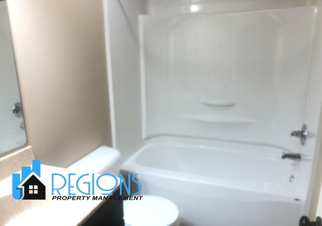 Foto del edificio - Beautiful 5BR 3.5 bathroom house in North East Normal. Large fenced in back yard.