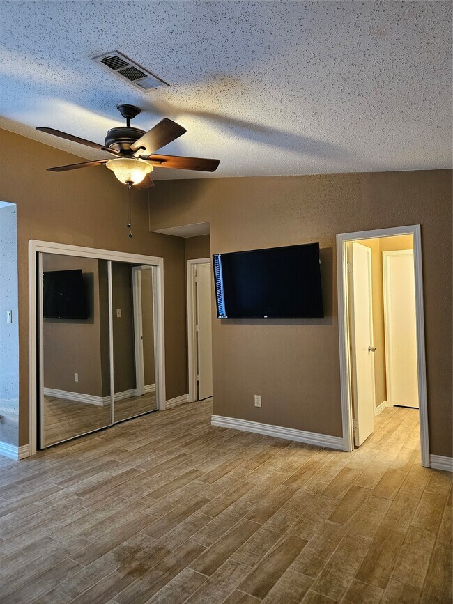 Building Photo - 7832 Green Lawn Dr