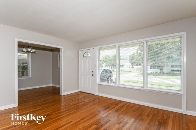 Building Photo - 240 Maple Dr