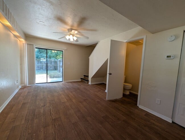 Foto del edificio - $1100 - 2 Bed/1½ Bath Townhouse - Mossy Oa...