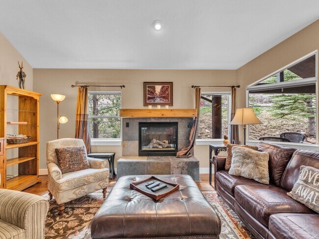 Foto del edificio - End-Unit Townhome in Cove Canyon