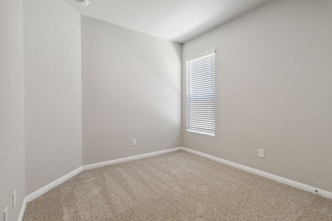 Building Photo - Want luxury living in the Far West ...Look no further...Amanda Park is it!