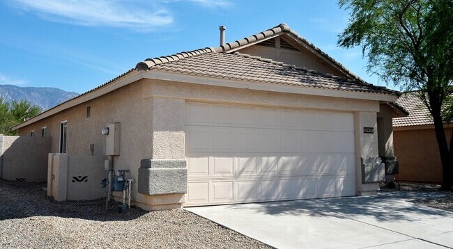 Foto del edificio - All tile 4 bedroom home in Oro Valley!