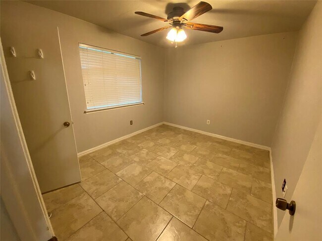 Building Photo - 656 Red River Dr