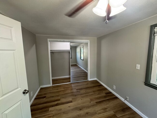 Building Photo - $895 - 3 bed 1 bath - Single Family Home