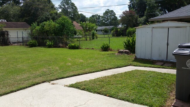 Patio trasero cercado - 9469 Macedonia Ave