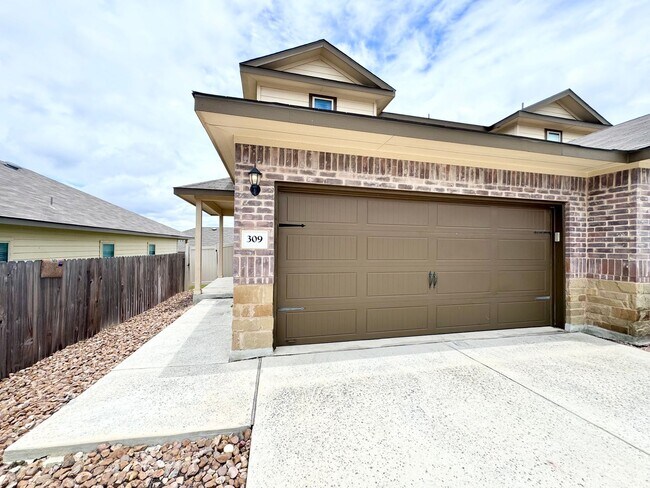 Foto del edificio - Two Story Townhome in New Braunfels