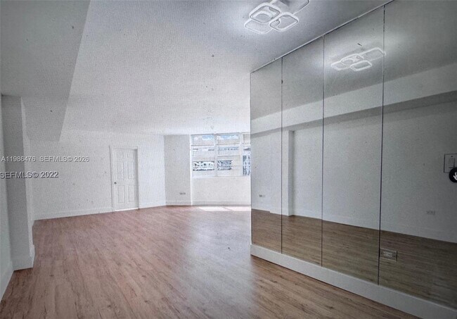 Building Photo - 999 Brickell Bay Dr