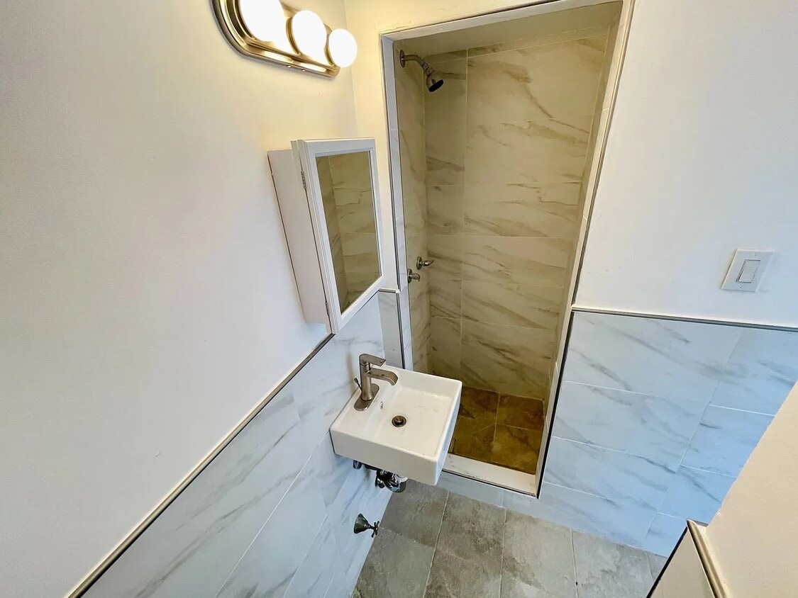 Foto del edificio - 1080 Rhinelander Ave